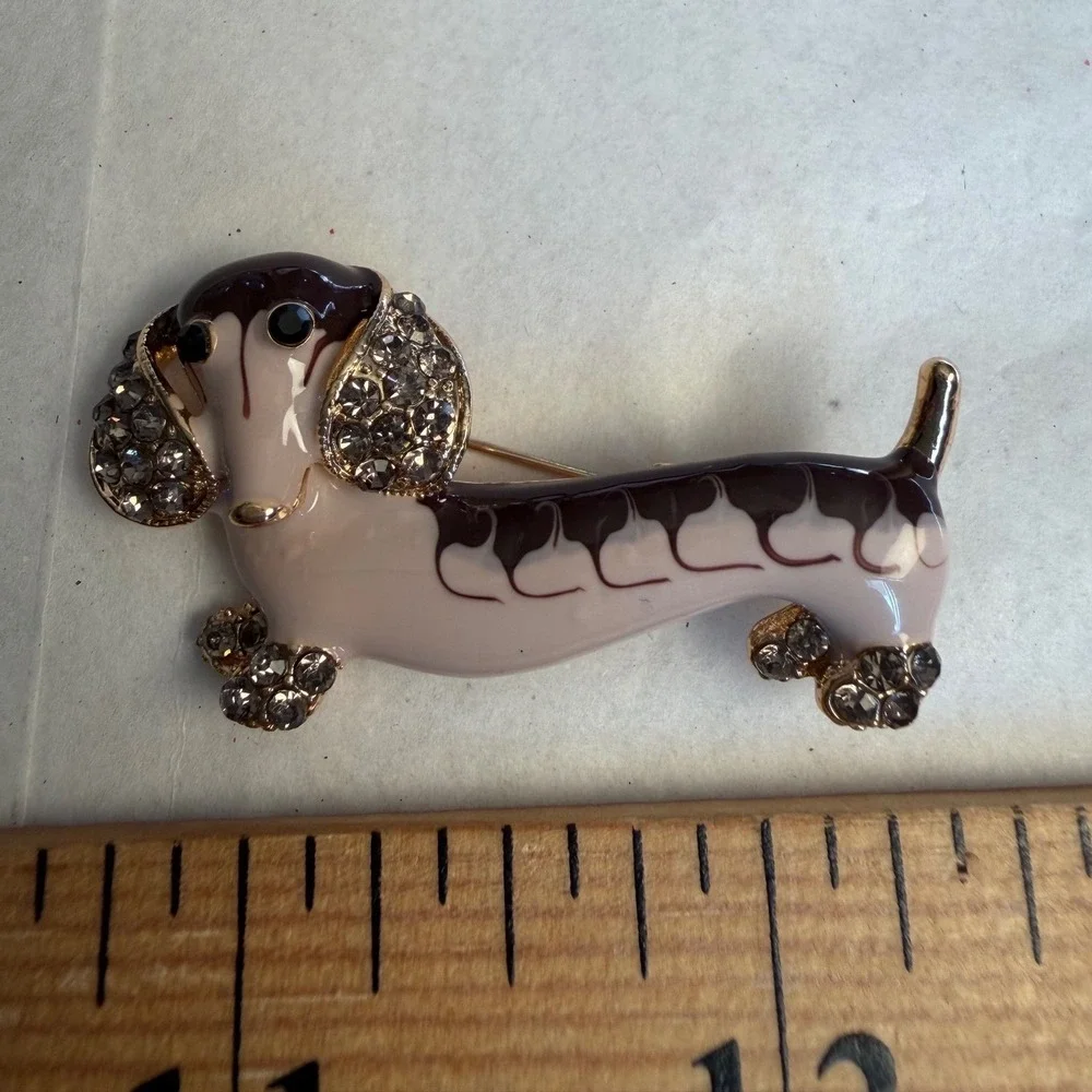 Vintage Gold Tone Mauve Enamel Rhinestone Dachshund Wiener Dog Pin Brooch